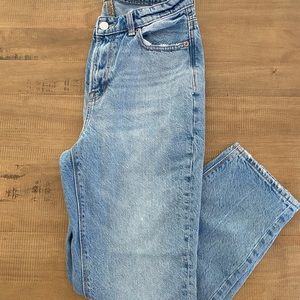 American Eagle Mom Jean Size 2 Short